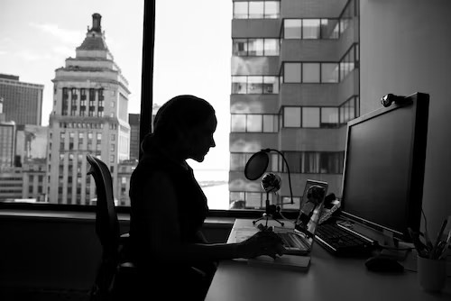 Comment protéger l'emploi et l'autonomie financière des femmes victimes de violences conjugales ?