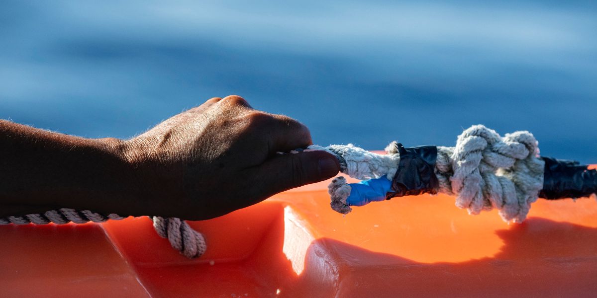 Gracias Luna adios Abdou migrant feminisme bateau meditéranée orange